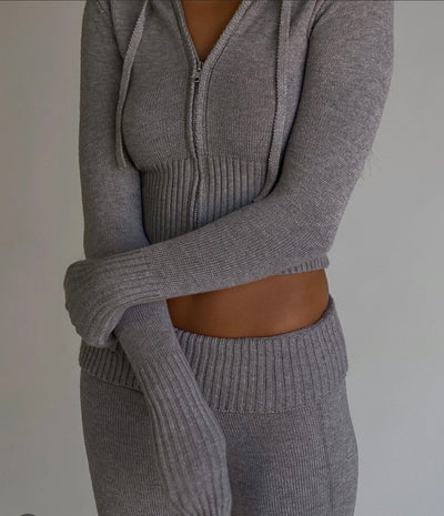Here’s the translation into English:  **Knitted Silhouette Matching Set**