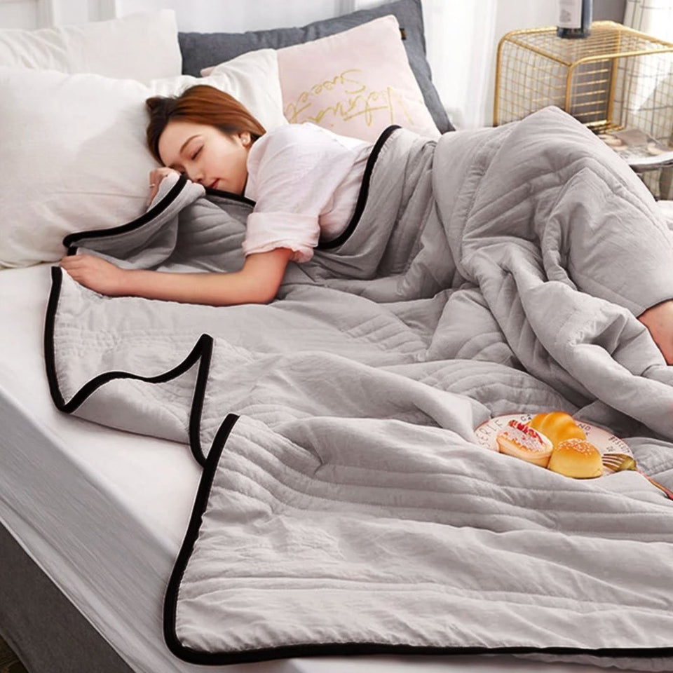 Silk Chill Blanket™ Embrace the tranquility of a good night's sleep!